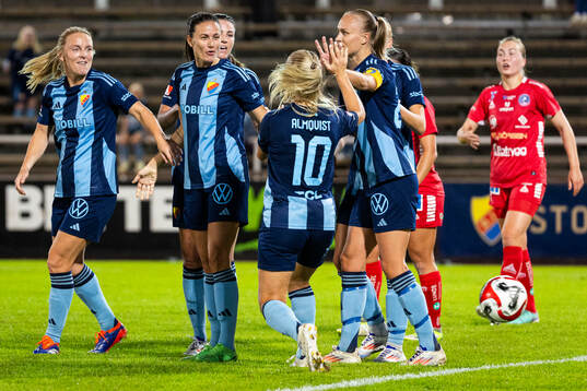 Djurgårdens Tove Almqvist jublar med lagkamrater