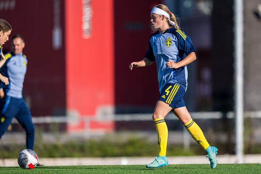 Roos Huitzing of Sweden warms up