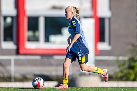 Doris Petz of Sweden warms up
