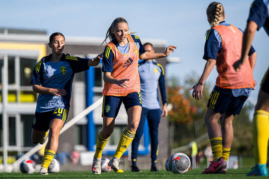 Filippa Sjöström and Anna Svanberg of Sweden warms up