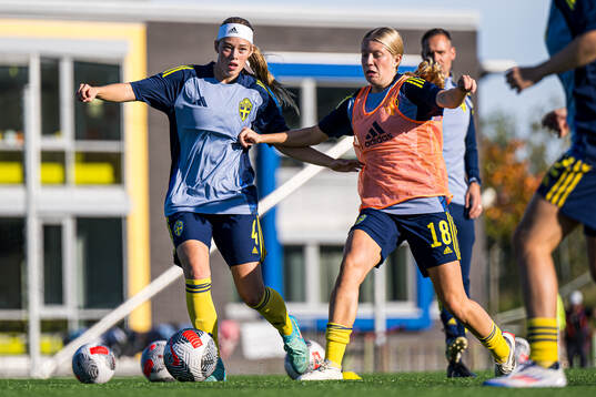 Roos Huitzing and Thea Carlsson of Sweden warms up