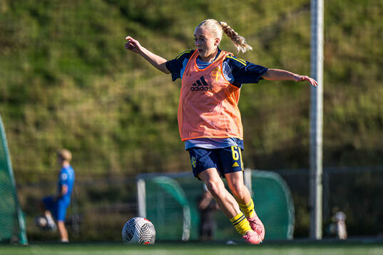 Doris Petz of Sweden warms up
