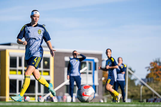 Roos Huitzing of Sweden warms up