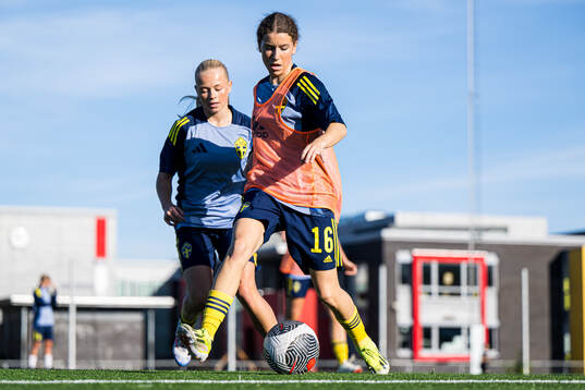 Inés Lorenius of Sweden warms up