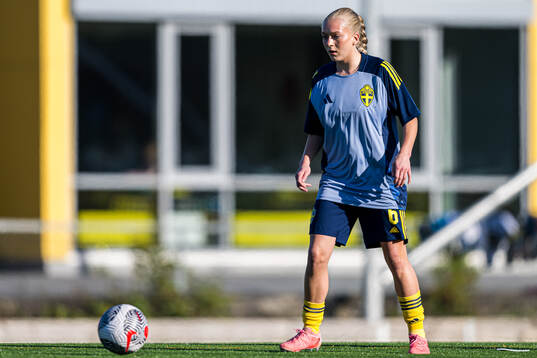 Doris Petz of Sweden warms up