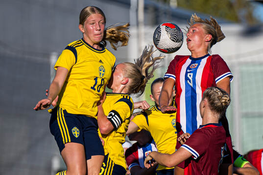 Thea Carlsson of Sweden and Marie Moen Preus of Norway
