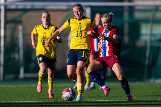 Nova Selin of Sweden and Tomine Enger of Norway