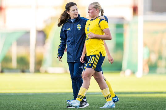 Lotta Hellenberg, head coach of Sweden, and Nova Selin of