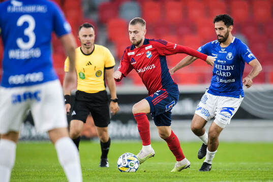 Östers Simon Marklund  och Trelleborgs Hady Saleh Karim