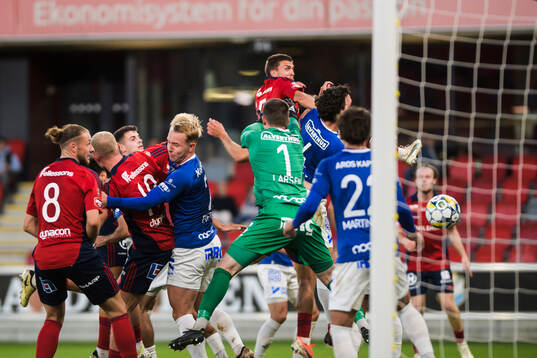 Östersunds Jamie Ryan Hopcutt nickar in 1-0