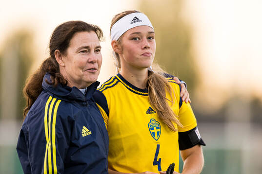 Lotta Hellenberg, head coach of Sweden, and Roos Huitzing