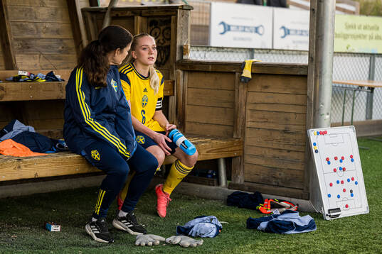 Lotta Hellenberg, head coach of Sweden, and Doris Petz of