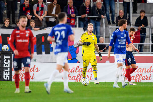 Östers målvakt Robin Wallinder deppar