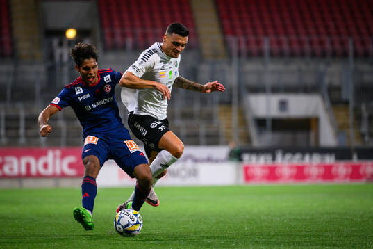 Sandvikens IFs Jonathan Karlsson och Örebros Ahmed Yasin