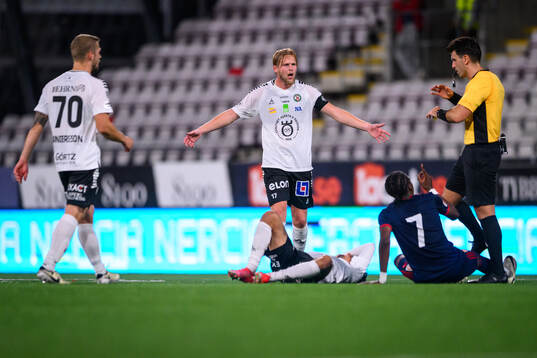Örebros Elias Barsoum och Karl Holmberg reagerar
