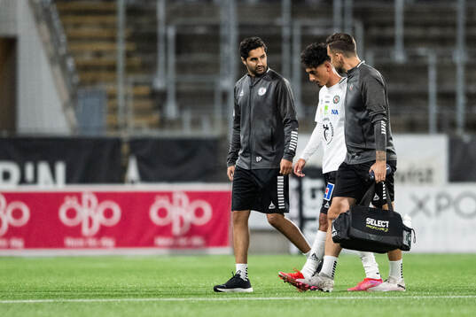 Örebros Elias Barsoum lämnar planen skadad