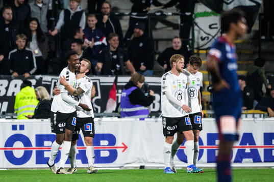 Örebros Hamse Shagaxle och Erik Andersson jublar