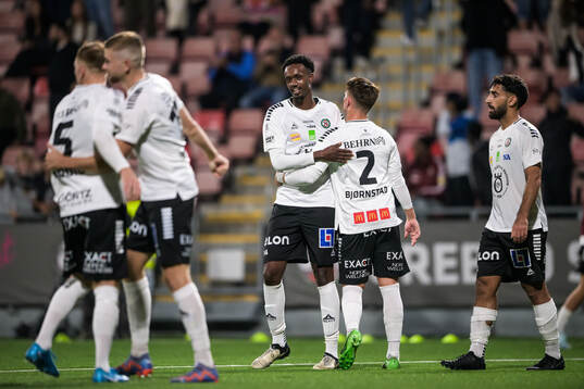 Örebros Hamse Shagaxle och Tobias Björnstad jublar
