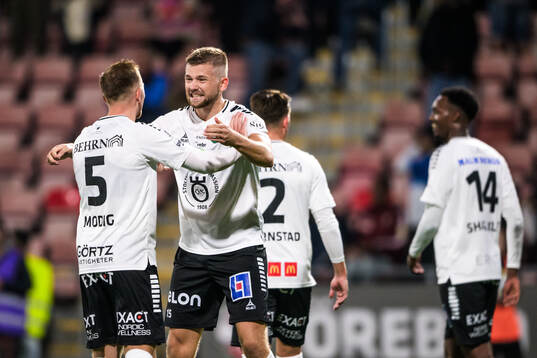 Örebros Jesper Modig och Niclas Bergmark jublar