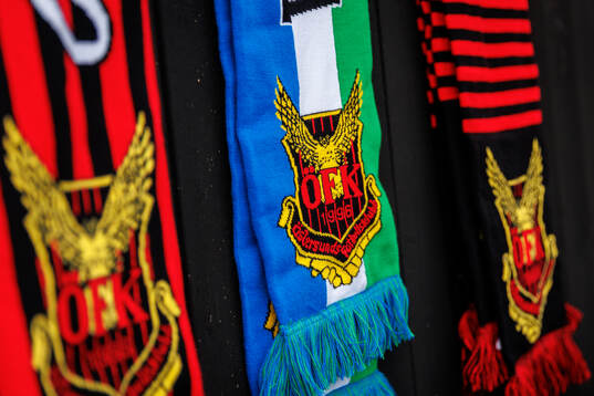 Halsdukar med Östersunds klubbemblem på