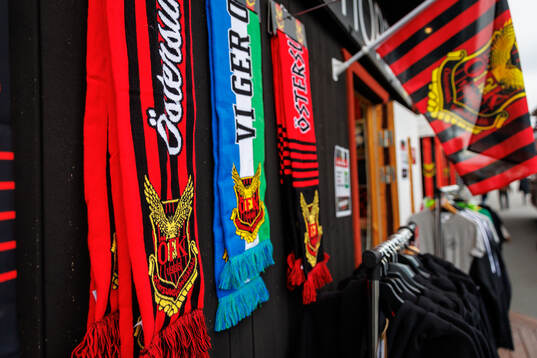 Halsdukar med Östersunds klubbemblem på