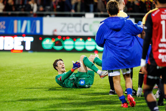 Östersunds målvakt Adam Benediktsson i dispyt med GIF