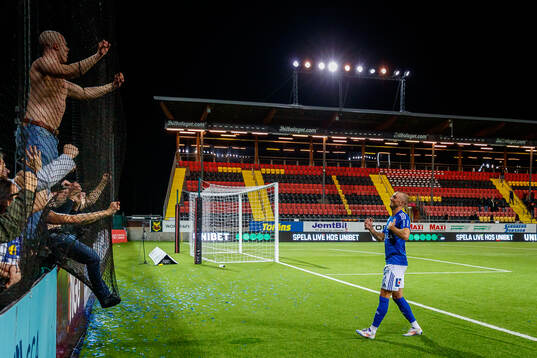 GIF Sundsvalls Dennis Olsson jublar med publiken