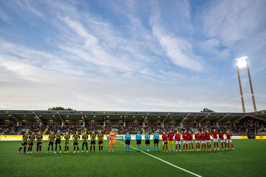 The players at line up