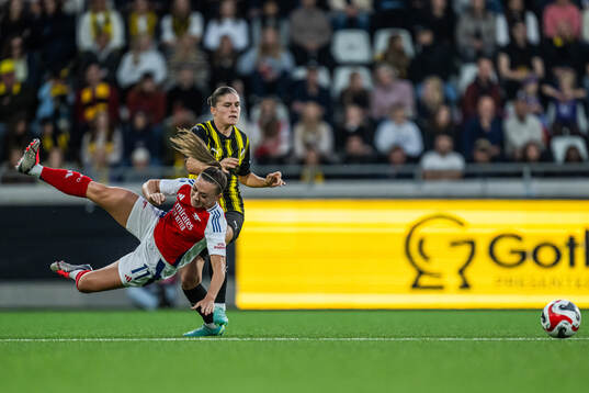 Katie McCabe of Arsenal and Hanna Wijk of Häcken