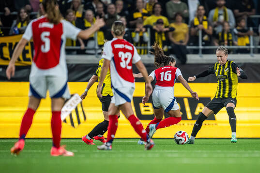 Rosa Kafaji of Arsenal and Filippa Curmark of Häcken