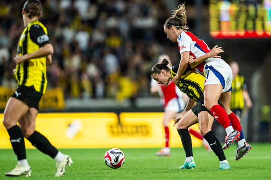 Hanna Wijk of Häcken and Katie McCabe of Arsenal
