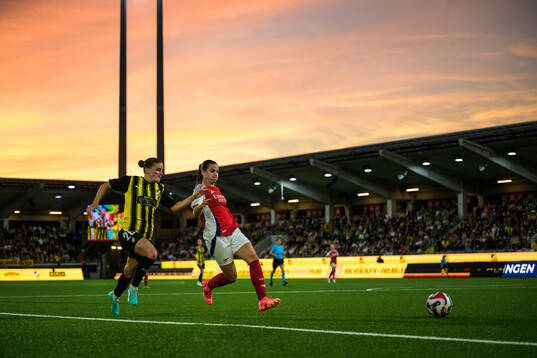 Hanna Wijk of Häcken and Laia Codina of Arsenal