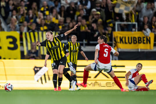 Anna Anvegård of Häcken and Laia Codina of Arsenal