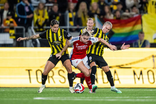 Tabby Tindell and Filippa Curmark of Häcken compete for