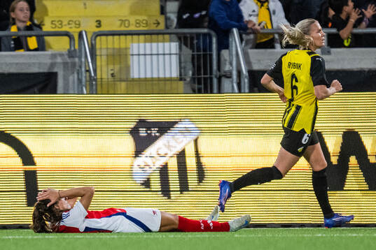 Rosa Kafaji of Arsenal looks dejected next to Josefine