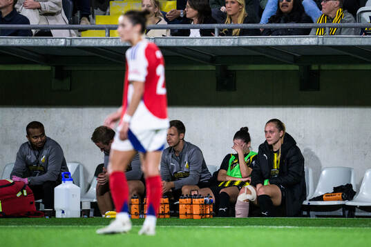 Clarissa Larisey and Ruby Grant of Häcken look dejected