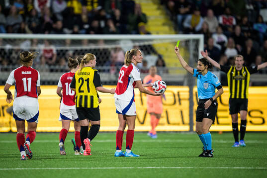 Frida Maanum of Arsenal receives a warning