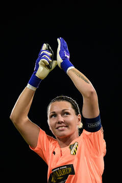 Goalkeeper Jennifer Falk of Häcken celebrate