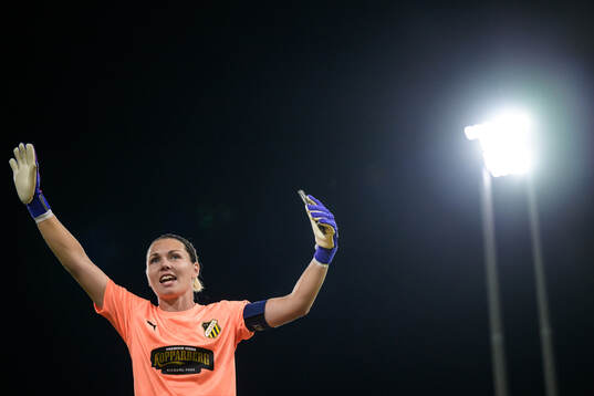Goalkeeper Jennifer Falk of Häcken celebrate