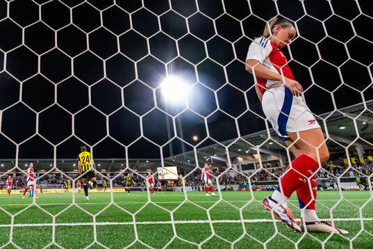 Katie McCabe of Arsenal looks dejected