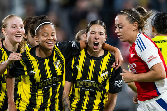 Felicia Schröder celebrates with Tabby Tindell of Häcken