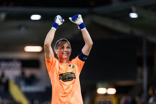 Goalkeeper Jennifer Falk of Häcken celebrates