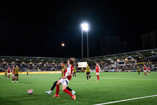Felicia Schröder of Häcken and Laia Codina of Arsenal