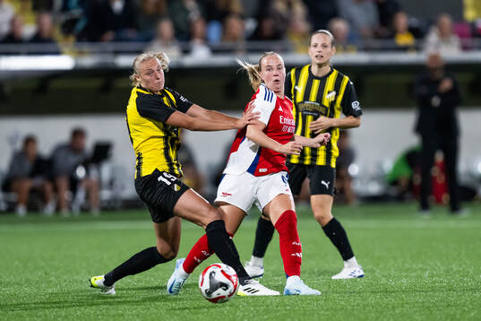 ‘240918 Elma Junttila Nelhage of Häcken and Beth Mead of