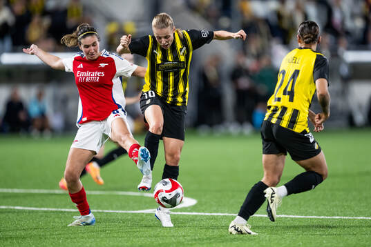 Mariona Caldentey of Arsenal and Anna Anvegård of Häcken