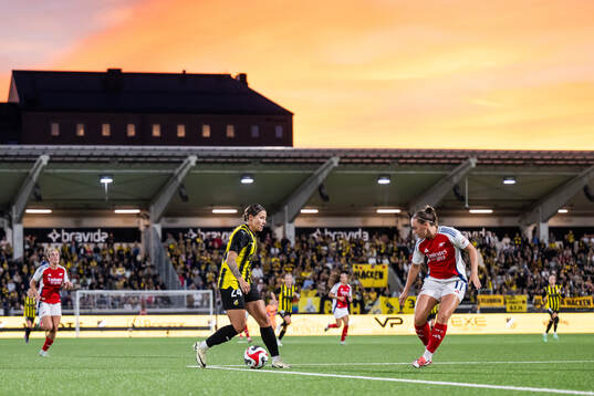 Tabby Tindell of Häcken and Katie McCabe of Arsenal