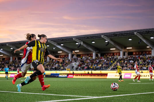 Laia Codina of Arsenal and Hanna Wijk of Häcken