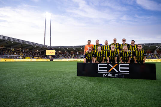 The starting eleven of Häcken pose for a picture