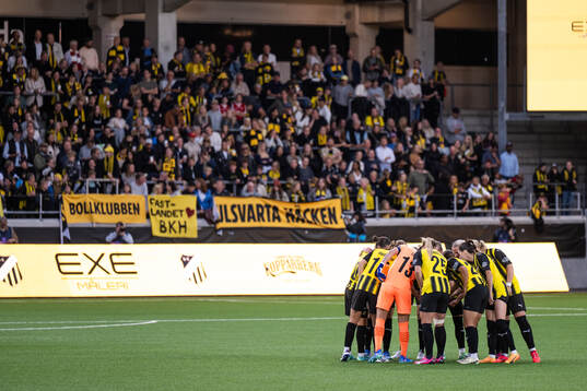 Players of Häcken gather