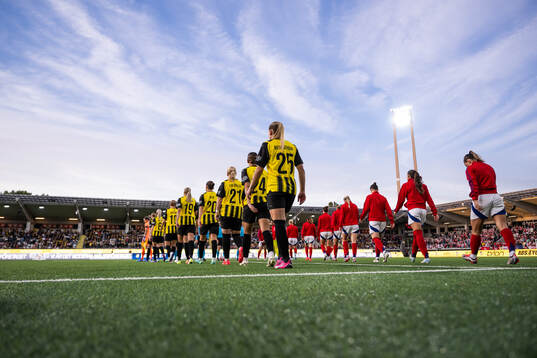 Players of Häcken and of Arsenal